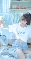 皮肤白皙清纯可人马尾辫少女白T短裤长筒袜穿着悠闲居家写真照