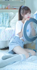皮肤白皙清纯可人马尾辫少女白T短裤长筒袜穿着悠闲居家写真照