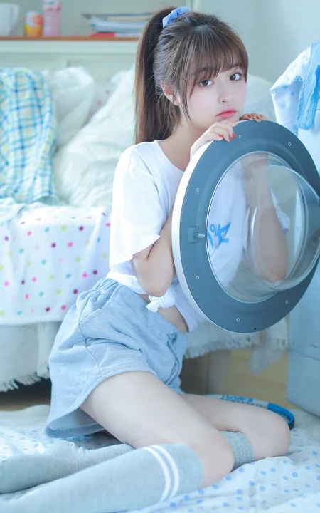 皮肤白皙清纯可人马尾辫少女白T短裤长筒袜穿着悠闲居家写真照