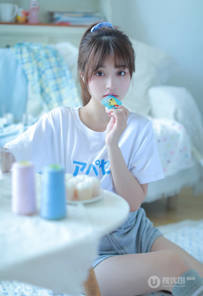 皮肤白皙清纯可人马尾辫少女白T短裤长筒袜穿着悠闲居家写真照