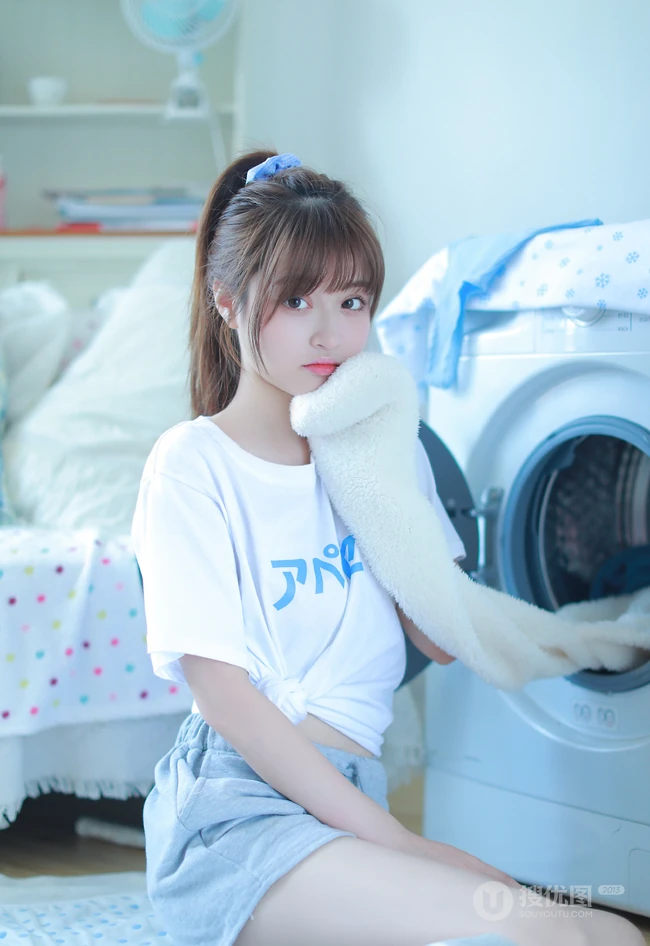 皮肤白皙清纯可人马尾辫少女白T短裤长筒袜穿着悠闲居家写真照