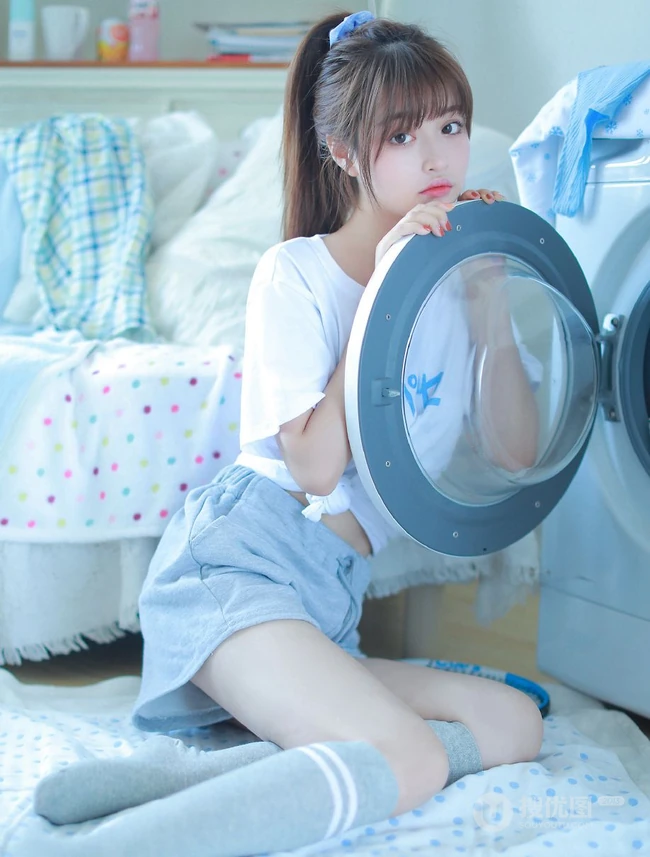 皮肤白皙清纯可人马尾辫少女白T短裤长筒袜穿着悠闲居家写真照
