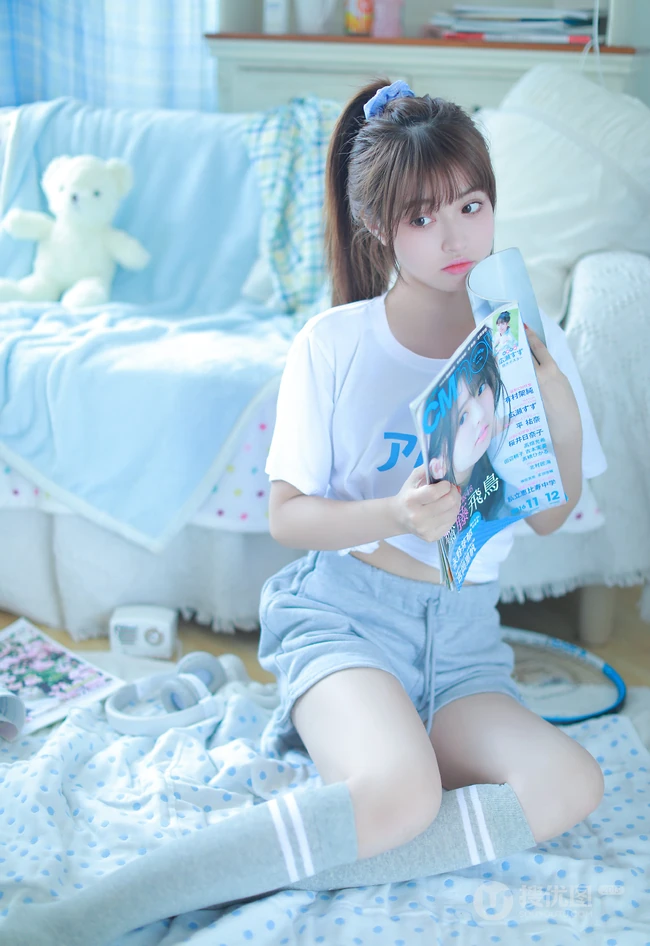 皮肤白皙清纯可人马尾辫少女白T短裤长筒袜穿着悠闲居家写真照