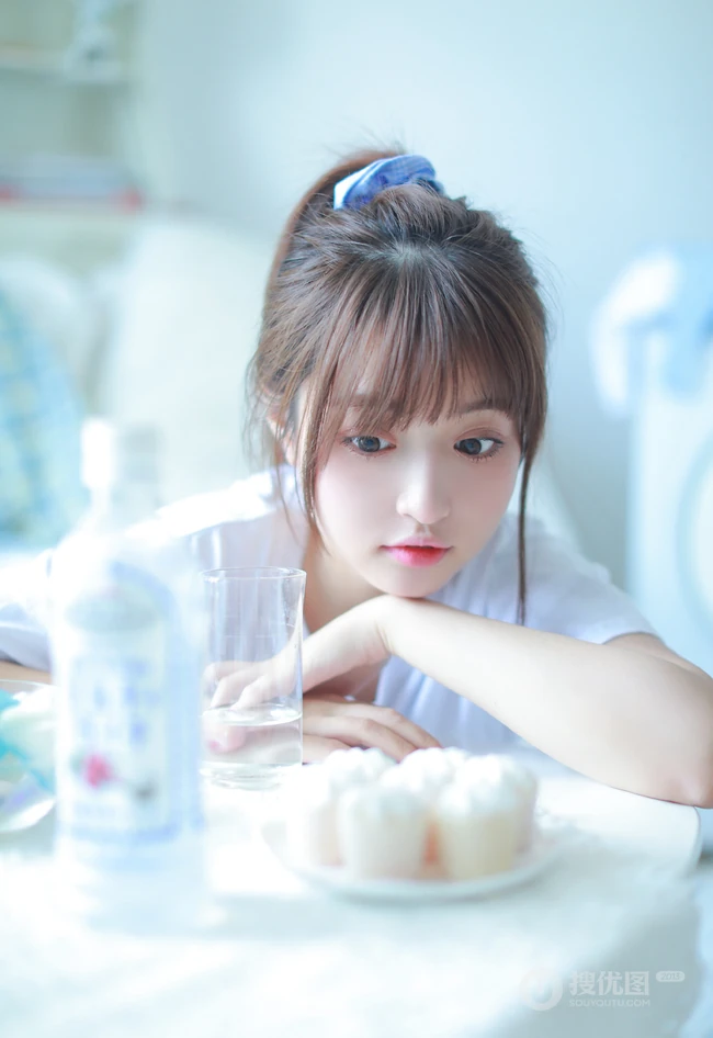 皮肤白皙清纯可人马尾辫少女白T短裤长筒袜穿着悠闲居家写真照