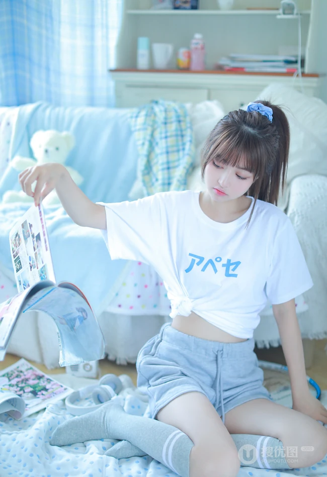 皮肤白皙清纯可人马尾辫少女白T短裤长筒袜穿着悠闲居家写真照