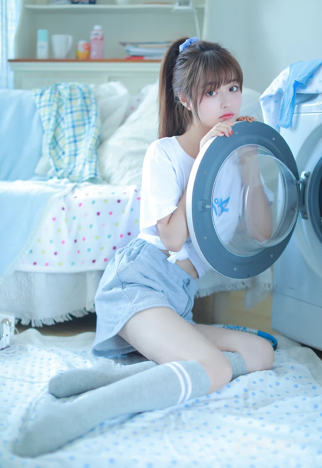 皮肤白皙清纯可人马尾辫少女白T短裤长筒袜穿着悠闲居家写真照