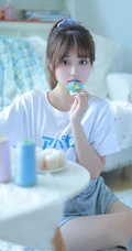 皮肤白皙清纯可人马尾辫少女白T短裤长筒袜穿着悠闲居家写真照