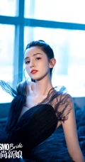 哈妮克孜白色新娘婚纱装，黑天鹅装扮超美艺术摄影登杂志写真