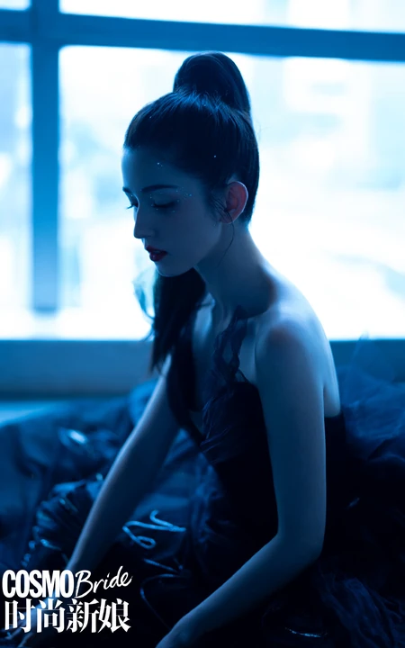 哈妮克孜白色新娘婚纱装，黑天鹅装扮超美艺术摄影登杂志写真