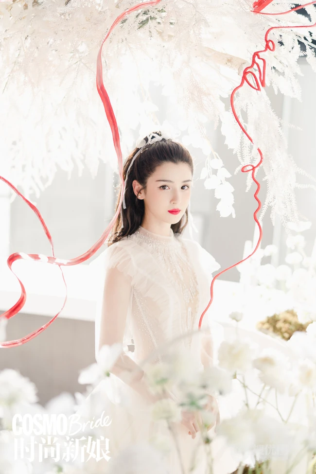 哈妮克孜白色新娘婚纱装，黑天鹅装扮超美艺术摄影登杂志写真