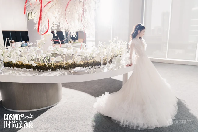 哈妮克孜白色新娘婚纱装，黑天鹅装扮超美艺术摄影登杂志写真