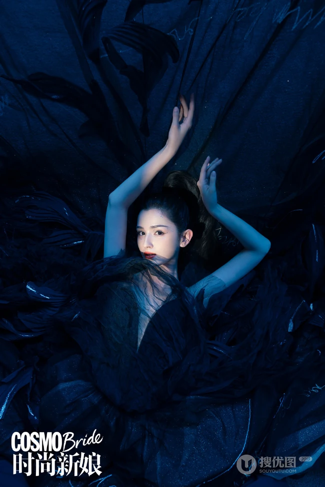 哈妮克孜白色新娘婚纱装，黑天鹅装扮超美艺术摄影登杂志写真