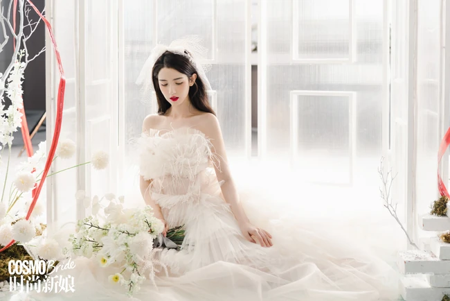 哈妮克孜白色新娘婚纱装，黑天鹅装扮超美艺术摄影登杂志写真