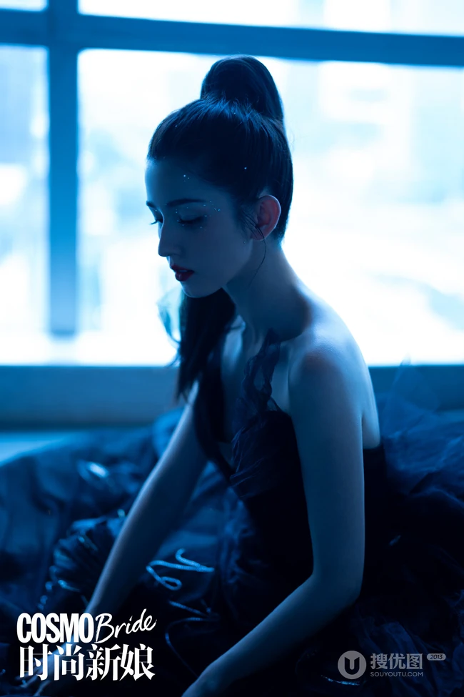 哈妮克孜白色新娘婚纱装，黑天鹅装扮超美艺术摄影登杂志写真