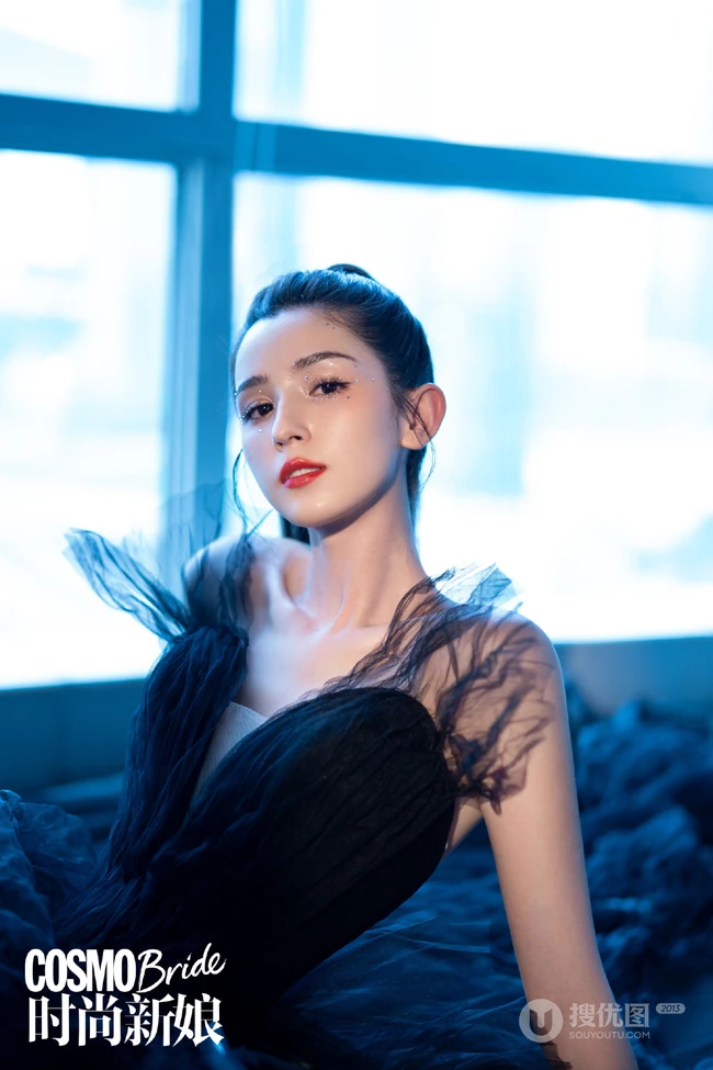 哈妮克孜白色新娘婚纱装，黑天鹅装扮超美艺术摄影登杂志写真