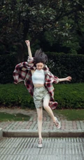 倪妮可爱俏皮户外写真，紧身白背心短裤搭配格子大衣，休闲又时尚