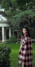 倪妮可爱俏皮户外写真，紧身白背心短裤搭配格子大衣，休闲又时尚