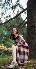 倪妮可爱俏皮户外写真，紧身白背心短裤搭配格子大衣，休闲又时尚