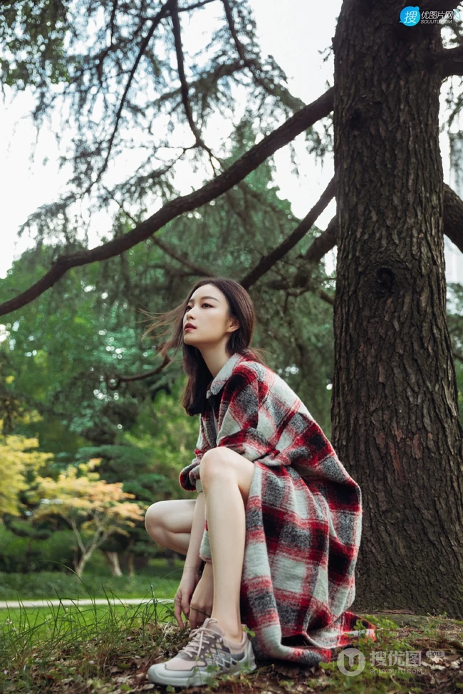 倪妮可爱俏皮户外写真，紧身白背心短裤搭配格子大衣，休闲又时尚