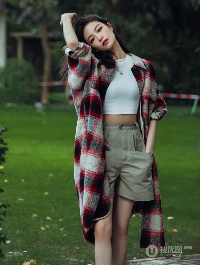 倪妮可爱俏皮户外写真，紧身白背心短裤搭配格子大衣，休闲又时尚