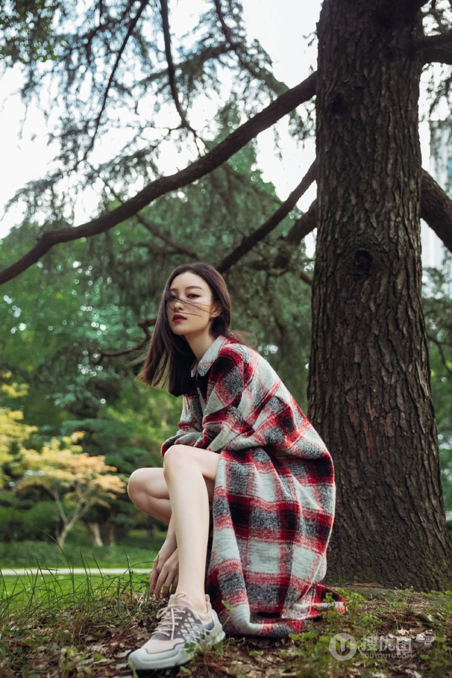 倪妮可爱俏皮户外写真，紧身白背心短裤搭配格子大衣，休闲又时尚