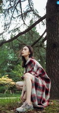 倪妮可爱俏皮户外写真，紧身白背心短裤搭配格子大衣，休闲又时尚