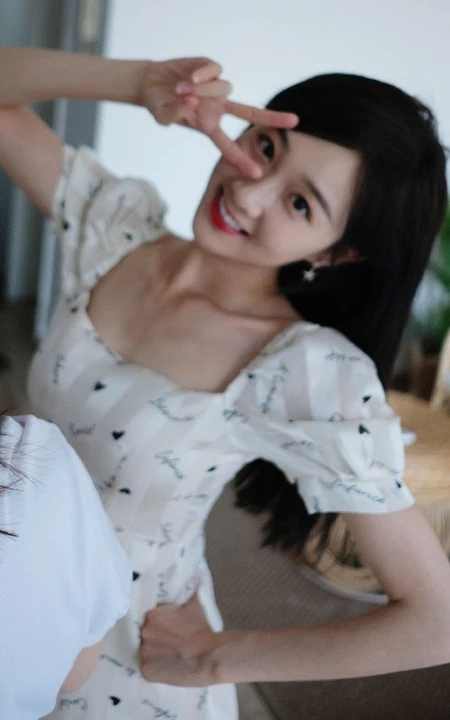 女生歌手李子璇俏皮可爱居家生活照