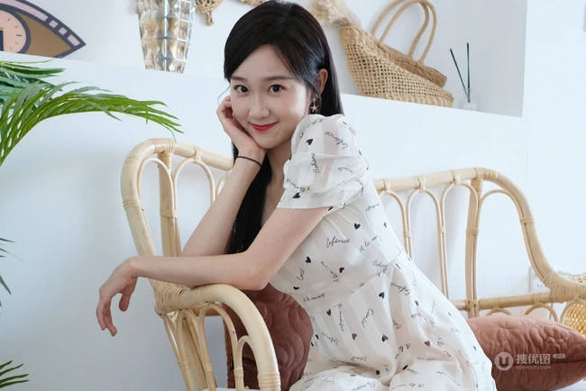 女生歌手李子璇俏皮可爱居家生活照