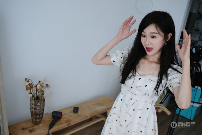女生歌手李子璇俏皮可爱居家生活照
