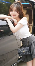 童颜修身女生糯美子V领短裙肉丝街拍，车拍甜美可人娇媚写真图片集