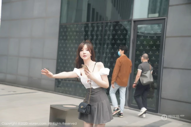 童颜修身女生糯美子V领短裙肉丝街拍，车拍甜美可人娇媚写真图片集