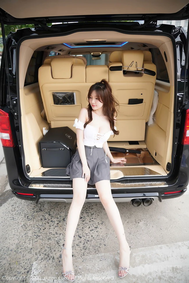 童颜修身女生糯美子V领短裙肉丝街拍，车拍甜美可人娇媚写真图片集