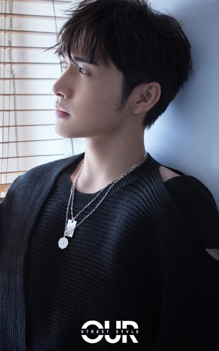 张彬彬黑色镂空毛衣红裤搭配帅气个性写真集