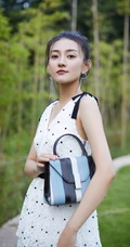 梁洁白色蕾丝裙穿着，融于森系山林间，尽显温婉动人写真图集