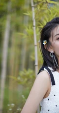 梁洁白色蕾丝裙穿着，融于森系山林间，尽显温婉动人写真图集