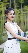 梁洁白色蕾丝裙穿着，融于森系山林间，尽显温婉动人写真图集