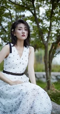 梁洁白色蕾丝裙穿着，融于森系山林间，尽显温婉动人写真图集