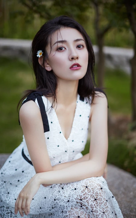 梁洁白色蕾丝裙穿着，融于森系山林间，尽显温婉动人写真图集