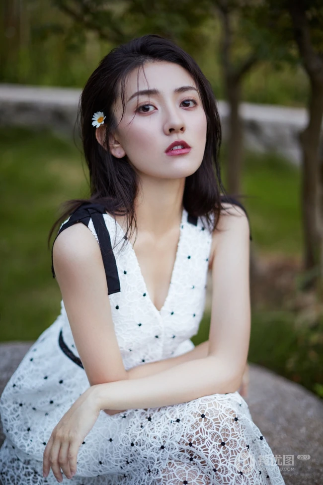 梁洁白色蕾丝裙穿着，融于森系山林间，尽显温婉动人写真图集