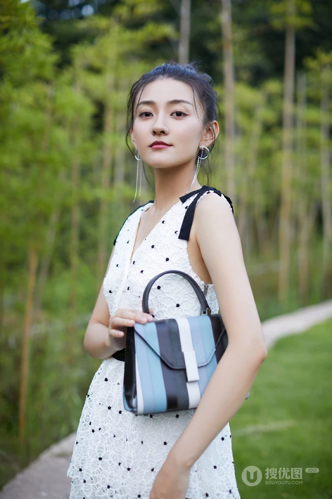 梁洁白色蕾丝裙穿着，融于森系山林间，尽显温婉动人写真图集