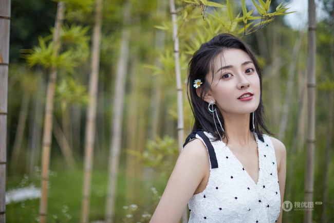 梁洁白色蕾丝裙穿着，融于森系山林间，尽显温婉动人写真图集