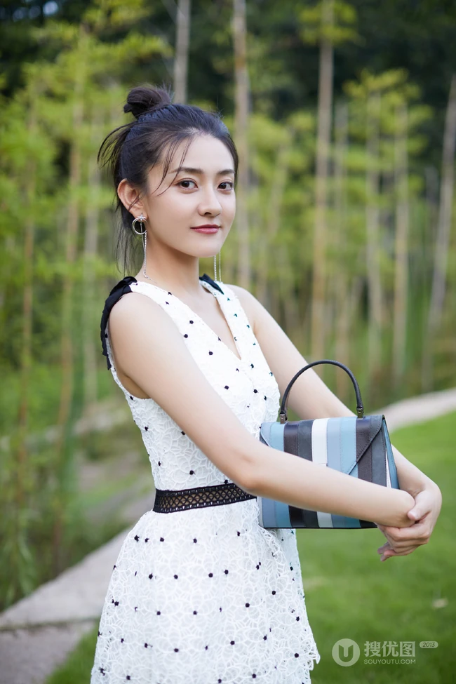 梁洁白色蕾丝裙穿着，融于森系山林间，尽显温婉动人写真图集