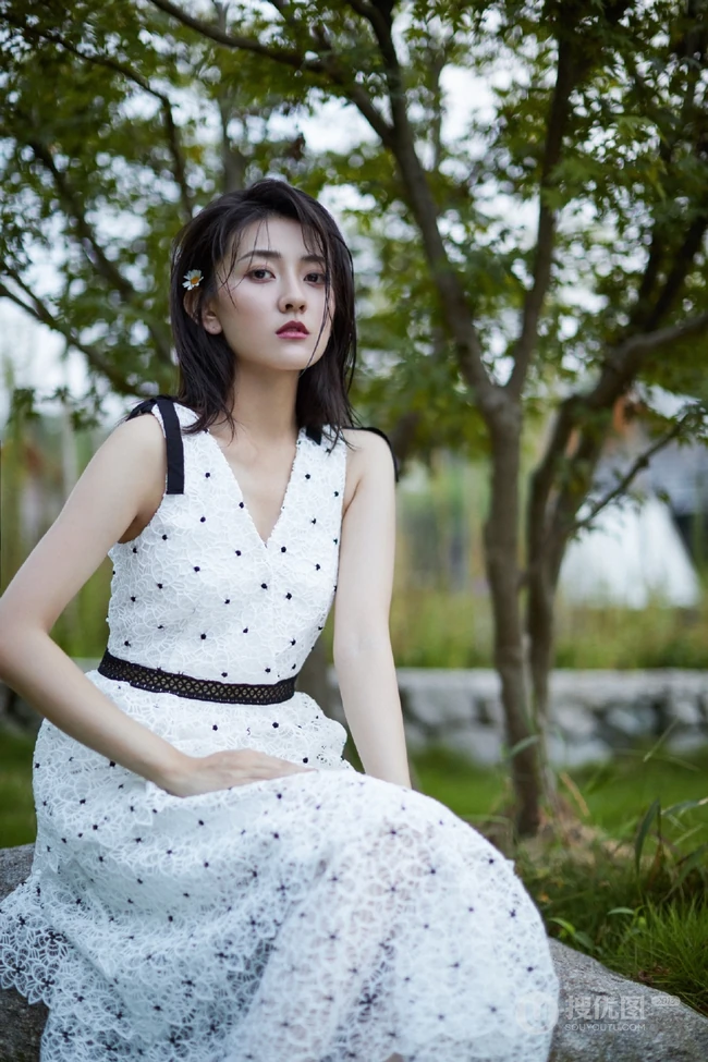 梁洁白色蕾丝裙穿着，融于森系山林间，尽显温婉动人写真图集