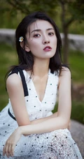梁洁白色蕾丝裙穿着，融于森系山林间，尽显温婉动人写真图集