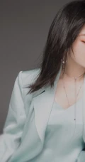 侯梦瑶V领西服套装着身优雅气质半身照写真图片
