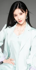 侯梦瑶V领西服套装着身优雅气质半身照写真图片