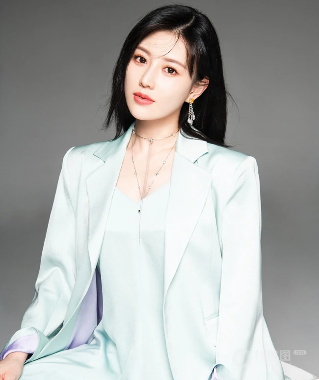 侯梦瑶V领西服套装着身优雅气质半身照写真图片