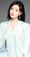 侯梦瑶V领西服套装着身优雅气质半身照写真图片