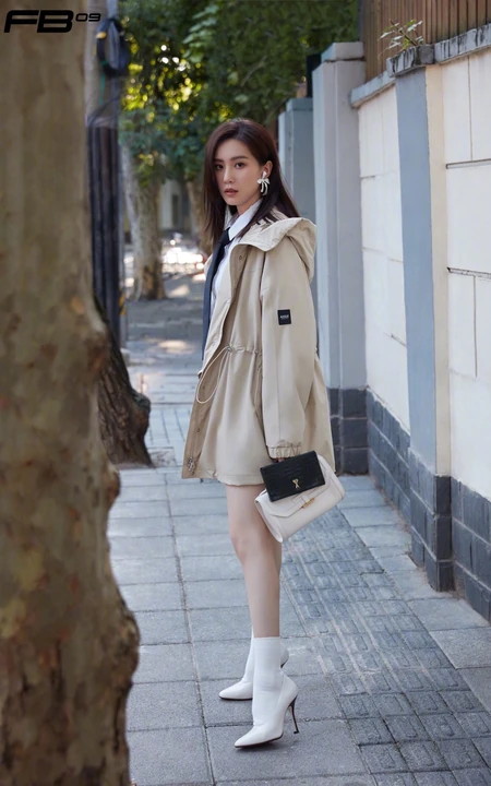 刘诗诗休闲时尚大衣夹克穿搭，现身街中，长发柔顺，侧颜超美