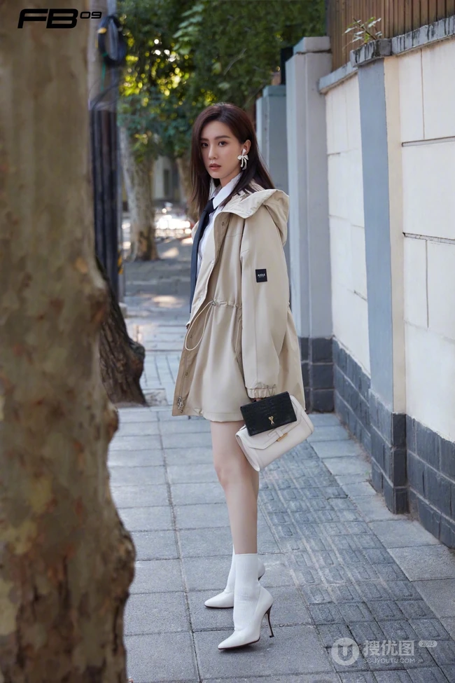 刘诗诗休闲时尚大衣夹克穿搭，现身街中，长发柔顺，侧颜超美